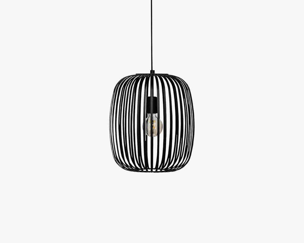 Moderne pendellampe med et sort metalbur-design, hvor lodrette stænger danner en rund, åben struktur. Pæren er synlig i midten og hænger fra en sort ledning, hvilket giver et industrielt og moderne udtryk. Den åbne burform sikrer god lysfordeling og tilføjer et stilfuldt element til rummet.