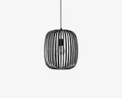 Moderne pendellampe med et sort metalbur-design, hvor lodrette stænger danner en rund, åben struktur. Pæren er synlig i midten og hænger fra en sort ledning, hvilket giver et industrielt og moderne udtryk. Den åbne burform sikrer god lysfordeling og tilføjer et stilfuldt element til rummet.