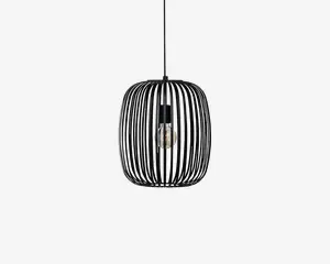 Moderne pendellampe med et sort metalbur-design, hvor lodrette stænger danner en rund, åben struktur. Pæren er synlig i midten og hænger fra en sort ledning, hvilket giver et industrielt og moderne udtryk. Den åbne burform sikrer god lysfordeling og tilføjer et stilfuldt element til rummet.