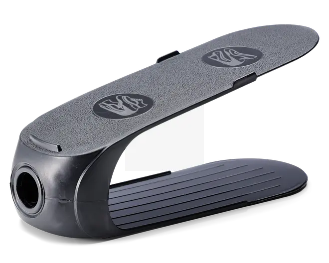 Sort skoopbevarer i plast med to niveauer, der har en tekstureret, skridsikker overflade øverst med to cirkulære gribemønstre og en rillet bundplatform. Organisatoren har en buet, åben struktur, så én sko kan placeres ovenpå og én nedenunder, hvilket optimerer den lodrette opbevaringsplads.