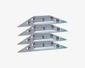 Sæt med fire sølvfarvede metalbeslag, hver med trekantet form og et centralt gevindhul til fastgørelse af udstyr. Hvert beslag har to hævede flanger med huller til yderligere montering samt en glat, let buet overflade for ekstra styrke.