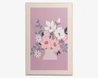 Indrammet kunstværk med en stiliseret buket blomster i en vase, udført i bløde pastelfarver som pink, hvid og grøn. Blomsterne har enkle, grafiske former og er placeret mod en dæmpet lilla baggrund, hvilket giver værket et moderne og minimalistisk udtryk.