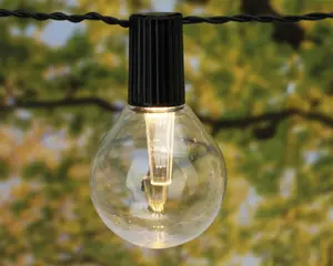 En klar, rund pære med synlig LED-filament indeni, hængende fra en sort plastiksokkel, der er fastgjort til en snoet sort ledning. Pæren udsender et varmt hvidt lys og er velegnet til udendørs eller dekorativ brug.