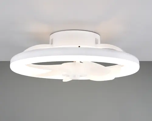 Moderne loftarmatur med en cirkulær LED-lyskrans i et elegant, hvidt design. Den integrerede ventilator har flere hvide blade, placeret inden for lyskredsen for et strømlinet udseende. Armaturet er fladt monteret, hvilket gør det velegnet til rum med lavt til loftet. Designet kombinerer belysning og luftcirkulation i en kompakt, moderne stil.