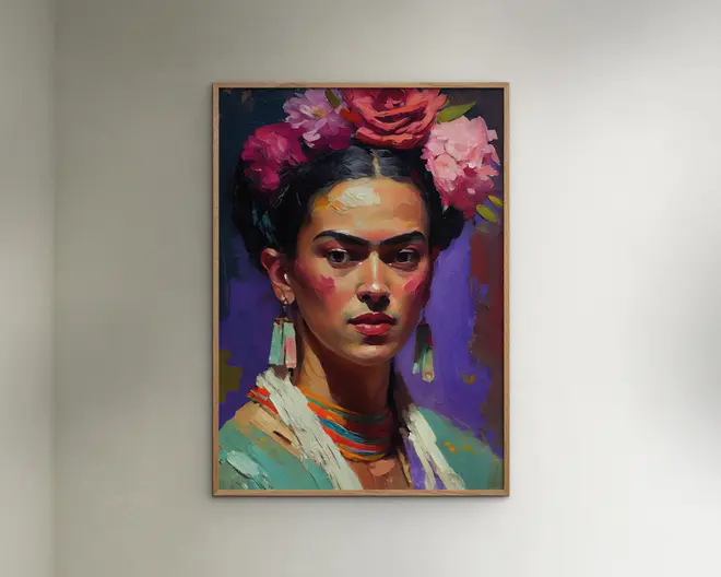 Et indrammet maleri, der viser en person med mørkt hår pyntet med store, farverige blomster i lyserøde og røde nuancer. Personen bærer lange, rektangulære øreringe og flere farverige halskæder. Tøjet er malet i bløde grønne og hvide toner, og baggrunden er en dyb blanding af lilla og blå nuancer. Stilen er generelt dristig og udtryksfuld med synlige penselstrøg og levende farver.