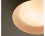 Nærbillede af en rund loftlampe med en varm hvid, lysende midte og en blød beige yderrand, som giver et glat, lagdelt udtryk mod en mørk baggrund.