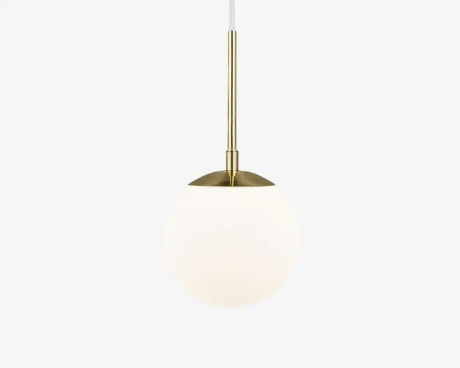 En moderne pendellampe med en kugleformet, mat hvid glasskærm. Toppen af globen er dækket af en messing- eller guldfarvet metaldetalje, som er forbundet til en slank, matchende metalstang. Designet er minimalistisk og elegant, velegnet til moderne indretning.