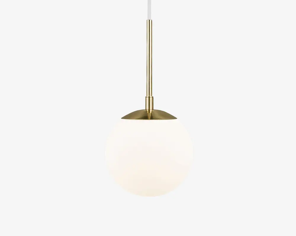 En moderne pendellampe med en kugleformet, mat hvid glasskærm. Toppen af globen er dækket af en messing- eller guldfarvet metaldetalje, som er forbundet til en slank, matchende metalstang. Designet er minimalistisk og elegant, velegnet til moderne indretning.