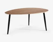 Ovalt bordplade med naturlig træfinish, understøttet af fire let skrå, slanke sorte metalben. Designet er minimalistisk og moderne med glatte kanter og en ren overflade.