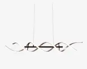 Moderne pendellampe med to sammenflettede, bølgeformede LED-lysbånd ophængt fra loftet med to slanke, justerbare stænger. Lampen har et stilrent, minimalistisk design med en metallisk finish og giver både direkte og omgivende belysning. Velegnet til moderne spisestuer eller køkkenøer.