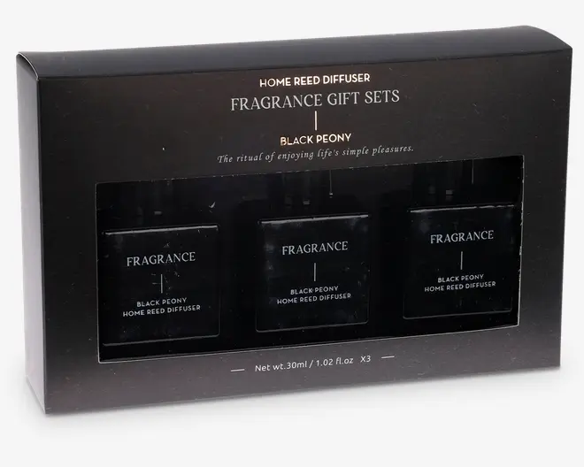Sæt med tre sorte glasflasker mærket 'Black Peony Home Reed Diffuser', pakket i en elegant sort gaveæske med gennemsigtigt vindue. Æsken har guld- og hvid tekst, der fremhæver duftnavnet og sætningen 'The ritual of enjoying life's simple pleasures.' Hver flaske indeholder 30 ml (1,02 fl.oz) duft. Det samlede design er stilrent og minimalistisk, velegnet som gave.