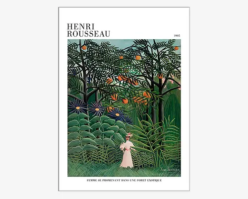 Plakat med en gengivelse af Henri Rousseaus maleri fra 1905. Kunstværket viser en frodig, eksotisk skov med tæt, grøn bevoksning, høje træer med orange frugter og store, farverige blomster. Forrest står en kvinde i en lang, lyserød kjole og hat blandt planterne, hvilket giver en fornemmelse af skala og mystik. Trykket indeholder kunstnerens navn, årstal og maleriets titel på fransk nederst.
