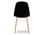Stol med glat, sort, buet ryg og sæde, der har fire skråtstillede ben i lyst træ. Designet er minimalistisk og moderne med et blødt, polstret udseende på sæde og ryg.