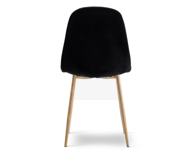 Stol med glat, sort, buet ryg og sæde, der har fire skråtstillede ben i lyst træ. Designet er minimalistisk og moderne med et blødt, polstret udseende på sæde og ryg.