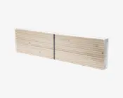 En stak ensartede, lyse træplanker, der er skåret i samme længde og stablet pænt oven på hinanden. Bundtet er holdt sammen af en sort plastrem. Træet ser glat ud med få knaster og en jævn åretegning, velegnet til byggeri eller snedkerarbejde.