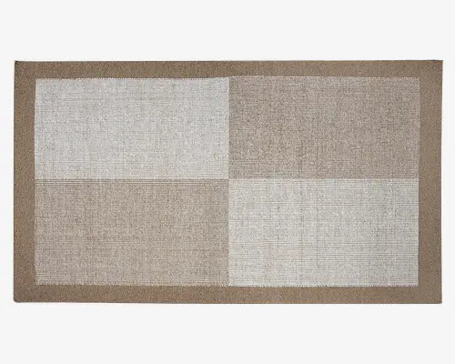 Rektangulært tæppe med et enkelt, moderne design bestående af fire store felter i skiftende nuancer af beige og lysebrun. Hvert felt har et diskret vandret linjemønster, der giver et tekstureret udtryk. Tæppet har en ensfarvet, lidt mørkere beige kant, som giver et rent og afgrænset udseende.