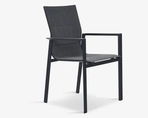 Moderne stol med et slankt, minimalistisk design og mørkegråt mesh-sæde og ryglæn. Stellet er lavet af robust metal med mat finish, og stolen har lige armlæn for ekstra komfort. Ryglænet er let buet for ergonomisk støtte, og benene er vinklet for stabilitet.