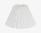 Hvid plisseret lampeskærm med konisk form og jævnt fordelte lodrette folder. Stoffet virker let og en smule gennemsigtigt, hvilket giver en blød lysspredning. Åbningen foroven er mindre end forneden, og der er en synlig indvendig ramme øverst, som støtter skærmen.