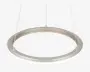 Moderne cirkulær pendellampe med et slankt, minimalistisk design. Lampen er ophængt i tre tynde, justerbare kabler, der er fastgjort til den ydre kant. Ringen er lavet af metal med en mat finish og har integreret LED-belysning langs den indvendige kant, hvilket giver jævn belysning. Velegnet til moderne indretning og giver et rent og elegant udtryk.
