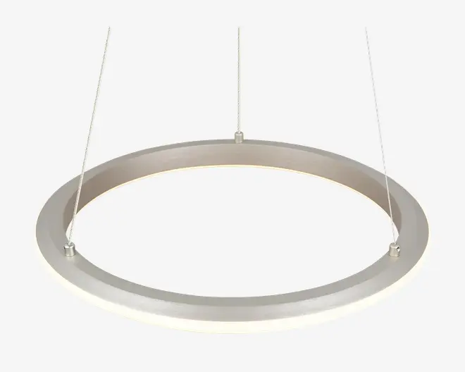 Moderne cirkulær pendellampe med et slankt, minimalistisk design. Lampen er ophængt i tre tynde, justerbare kabler, der er fastgjort til den ydre kant. Ringen er lavet af metal med en mat finish og har integreret LED-belysning langs den indvendige kant, hvilket giver jævn belysning. Velegnet til moderne indretning og giver et rent og elegant udtryk.