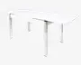 Rektangulært bord med en glat, blank hvid overflade og lige, firkantede ben. Bordet har et moderne, minimalistisk design med rene linjer og en solid konstruktion. Benene er placeret i hjørnerne, hvilket giver god benplads under bordet. Bordet ser ud til at være udtrækkeligt, hvilket ses på samlingen og mekanismen langs siden.