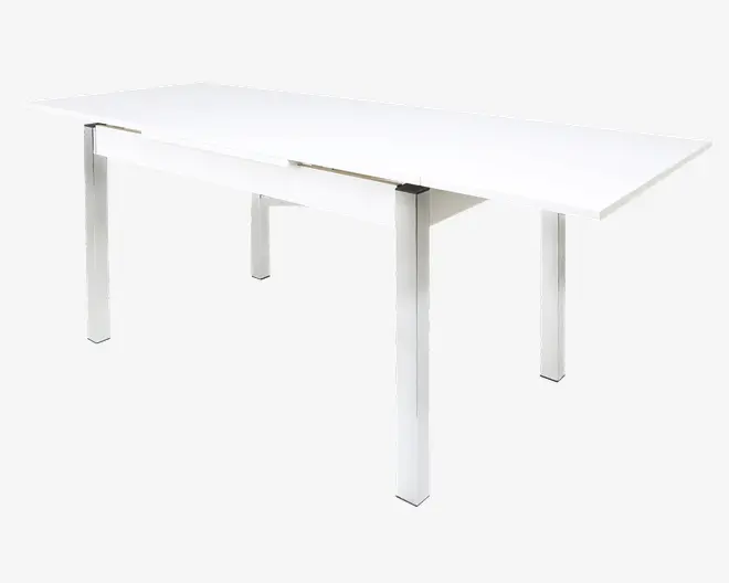 Rektangulært bord med en glat, blank hvid overflade og lige, firkantede ben. Bordet har et moderne, minimalistisk design med rene linjer og en solid konstruktion. Benene er placeret i hjørnerne, hvilket giver god benplads under bordet. Bordet ser ud til at være udtrækkeligt, hvilket ses på samlingen og mekanismen langs siden.