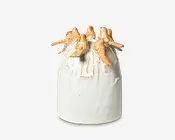 En keramikvase med mat, offwhite overflade, dekoreret med en gruppe skulpturerede fugle, der sidder rundt om kanten. Fuglene er glaseret i en varm, lysebrun farve, hvilket giver et dekorativt og tekstureret udtryk øverst på vasen. Vasen har en glat overflade med diskrete lodrette linjer og en let afrundet form.