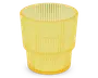 Et gennemsigtigt gult drikkeglas med lodret rillet tekstur. Glasset har en cylindrisk form, der bliver en smule smallere mod bunden, og har en markant vandret kant omkring midten, som deler det rillede mønster i to sektioner.