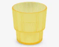Et gennemsigtigt gult drikkeglas med lodret rillet tekstur. Glasset har en cylindrisk form, der bliver en smule smallere mod bunden, og har en markant vandret kant omkring midten, som deler det rillede mønster i to sektioner.
