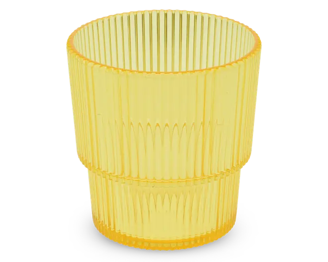 Et gennemsigtigt gult drikkeglas med lodret rillet tekstur. Glasset har en cylindrisk form, der bliver en smule smallere mod bunden, og har en markant vandret kant omkring midten, som deler det rillede mønster i to sektioner.