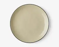Rund tallerken med en glat, mat beige overflade og en tynd, mørk kant langs kanten. Designet er minimalistisk og moderne med en let ujævn finish, der giver et håndlavet udtryk.