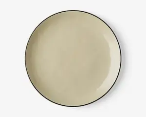 Rund tallerken med en glat, mat beige overflade og en tynd, mørk kant langs kanten. Designet er minimalistisk og moderne med en let ujævn finish, der giver et håndlavet udtryk.