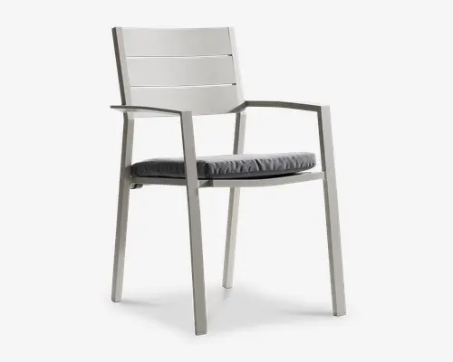 Stol med et moderne, minimalistisk design med en hvid metalramme og vandrette lameller på ryglænet. Sædet har en aftagelig, polstret grå pude for ekstra komfort. Stolen har lige, vinklede armlæn og ben, hvilket giver et stilrent og nutidigt udtryk.