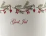 Billedet viser en hvid overflade med et festligt design øverst, bestående af grønne grangrene, røde guirlander, små røde flag og hængende røde hjerteornamenter. Under dekorationen står teksten 'God Jul' skrevet med elegant rød skrift, hvilket giver en julehilsen. Det samlede udtryk er klassisk og velegnet til juletema.