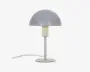 Moderne bordlampe med en matgrå, kuppelformet skærm og en cylindrisk hvid base. Lampen har en slank, lige stander og en rund, flad fod for stabilitet. Strømledningen er synlig og går ud fra lampens fod. Designet er minimalistisk og moderne, velegnet til skriveborde eller sengeborde.