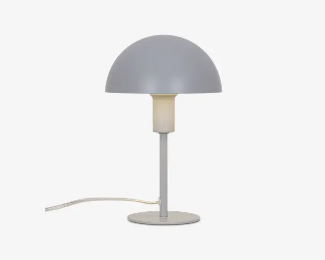 Moderne bordlampe med en matgrå, kuppelformet skærm og en cylindrisk hvid base. Lampen har en slank, lige stander og en rund, flad fod for stabilitet. Strømledningen er synlig og går ud fra lampens fod. Designet er minimalistisk og moderne, velegnet til skriveborde eller sengeborde.