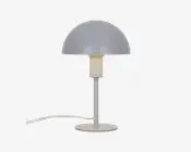 Moderne bordlampe med en matgrå, kuppelformet skærm og en cylindrisk hvid base. Lampen har en slank, lige stander og en rund, flad fod for stabilitet. Strømledningen er synlig og går ud fra lampens fod. Designet er minimalistisk og moderne, velegnet til skriveborde eller sengeborde.