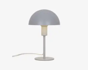 Moderne bordlampe med en matgrå, kuppelformet skærm og en cylindrisk hvid base. Lampen har en slank, lige stander og en rund, flad fod for stabilitet. Strømledningen er synlig og går ud fra lampens fod. Designet er minimalistisk og moderne, velegnet til skriveborde eller sengeborde.
