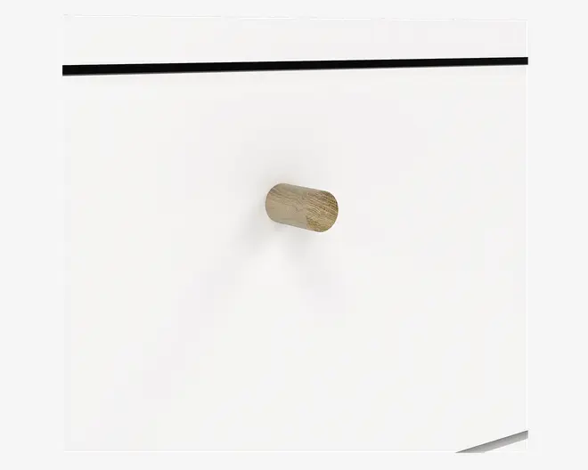 Nærbillede af en hvid skuffefront med en enkel, cylindrisk træknop med naturlig finish. Knoppen er placeret centralt på skuffen og giver et minimalistisk og moderne udtryk. Skuffen har rene linjer og en glat overflade.