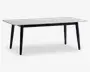 Rektangulært bord med en glat, hvid bordplade og fire let skråtstillede sorte ben. Designet er minimalistisk og moderne med rene linjer og en slank profil. Bordet virker solidt og rummeligt, velegnet til spisning eller arbejde.