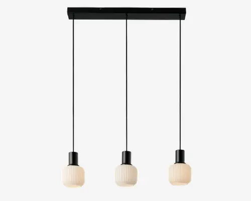 Loftmonteret armatur med tre hængende lamper, der er ophængt fra en rektangulær sort metalbase. Hver lampe har en lodret rillet, rund, mat glas-skærm og en slank sort stang, hvilket giver et moderne og elegant udtryk. Lamperne er jævnt fordelt og hænger i samme højde, velegnet til spiseområder eller køkkenøer.