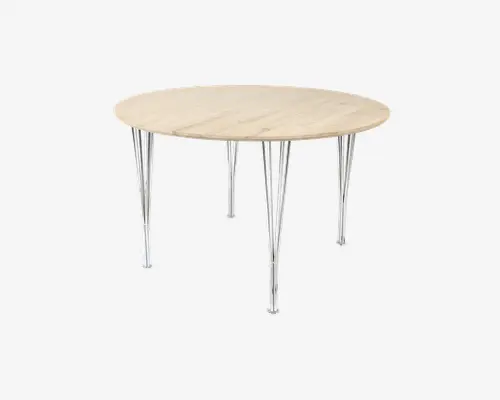 Rundt bord med en lys træbordplade og fire slanke, skråtstillede metalben i kromfinish. Bordpladen har en glat overflade med synlig træstruktur, og benene er let udadgående for stabilitet, hvilket giver bordet et moderne og minimalistisk udtryk.