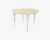 Rundt bord med en lys træbordplade og fire slanke, skråtstillede metalben i kromfinish. Bordpladen har en glat overflade med synlig træstruktur, og benene er let udadgående for stabilitet, hvilket giver bordet et moderne og minimalistisk udtryk.