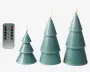 Sæt med tre dekorative genstande formet som lagdelte, kegleformede juletræer i mat teal farve, hver med en kunstig flamme i toppen. Sættet består af tre forskellige størrelser, arrangeret fra mindst til størst. Der medfølger en fjernbetjening med flere knapper til tænd/sluk, timerindstillinger, justering af lysstyrke og valg af tilstand, hvilket indikerer, at produkterne sandsynligvis er batteridrevne med justerbare lysfunktioner.
