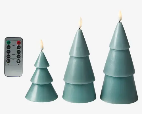 Sæt med tre dekorative genstande formet som lagdelte, kegleformede juletræer i mat teal farve, hver med en kunstig flamme i toppen. Sættet består af tre forskellige størrelser, arrangeret fra mindst til størst. Der medfølger en fjernbetjening med flere knapper til tænd/sluk, timerindstillinger, justering af lysstyrke og valg af tilstand, hvilket indikerer, at produkterne sandsynligvis er batteridrevne med justerbare lysfunktioner.