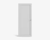 En enkel, hvid dør med et rektangulært design. Døren har en flad overflade med et let forsænket midterpanel og en glat finish. Kanterne er lige, og der er et lille, rundt dørhåndtag i højre side, hvilket indikerer, at døren åbner fra venstre. Stilen er moderne og minimalistisk.
