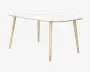 Rektangulært bord med afrundede hjørner, glat hvid bordplade og fire skråtstillede ben i lyst træ. Designet er minimalistisk og moderne med en tynd bordplade og naturlig træfinish på ben og kant.