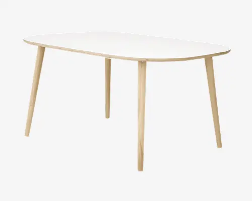 Rektangulært bord med afrundede hjørner, glat hvid bordplade og fire skråtstillede ben i lyst træ. Designet er minimalistisk og moderne med en tynd bordplade og naturlig træfinish på ben og kant.