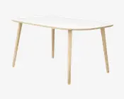Rektangulært bord med afrundede hjørner, glat hvid bordplade og fire skråtstillede ben i lyst træ. Designet er minimalistisk og moderne med en tynd bordplade og naturlig træfinish på ben og kant.