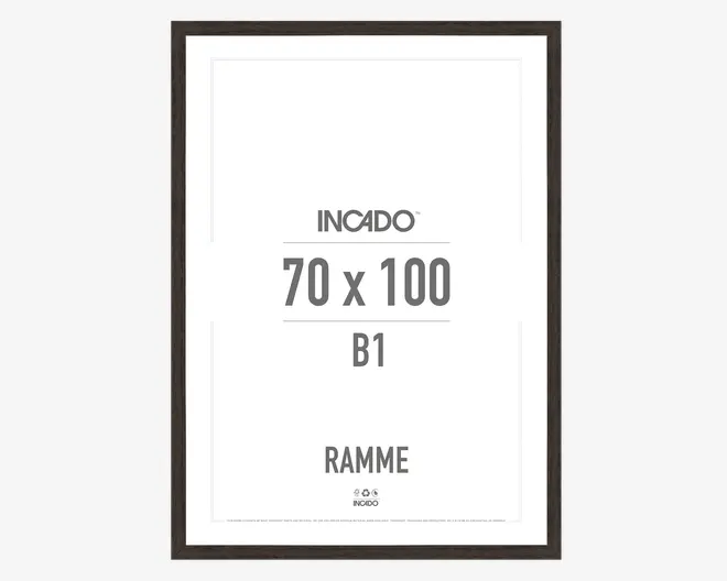 Rektangulær ramme med mørk træfinish, designet til billeder eller plakater i størrelsen 70 x 100 cm (B1). Rammen har en slank, moderne profil og en glat overflade, der passer til både lodret og vandret ophængning. Den indvendige kant er enkel og minimalistisk, hvilket fremhæver det indrammede indhold.